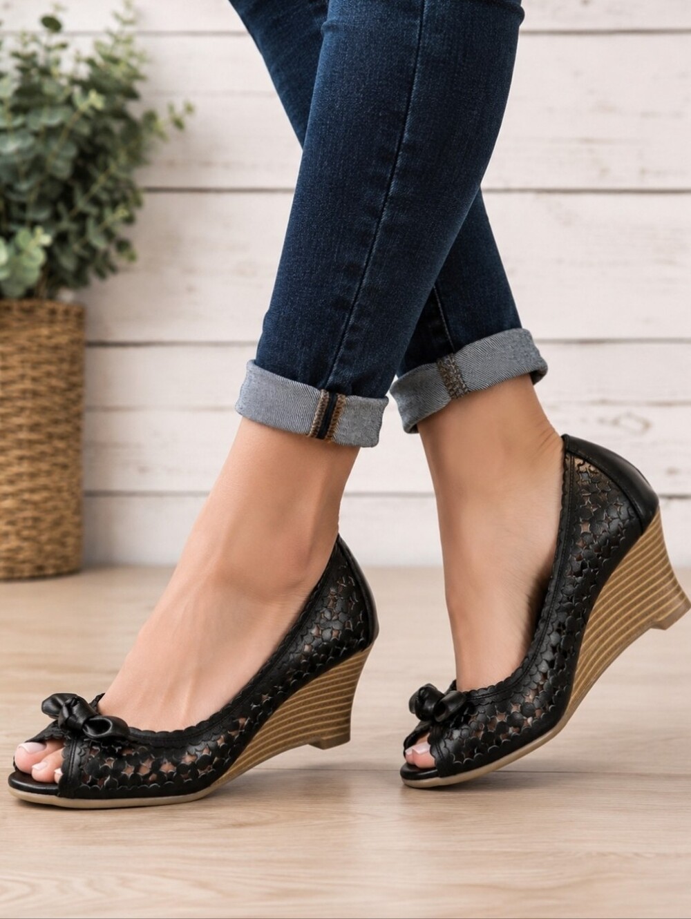 AEROSOLES Chop Suey Y2K Feminine Revival Leather Peep Toe Comfort Wedge Pump 6M